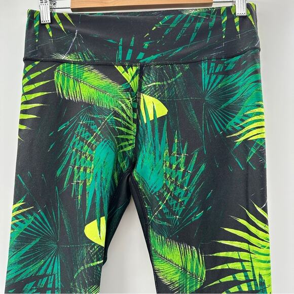 Fabletics Yogi Capri Green Tropical Rainforest Print Yoga Leggings Sz M - Picture 4 of 15